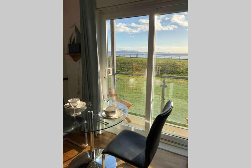Cockledora, A Luxury Ground Floor Beachfront Apartment Llanelli Eksteriør bilde