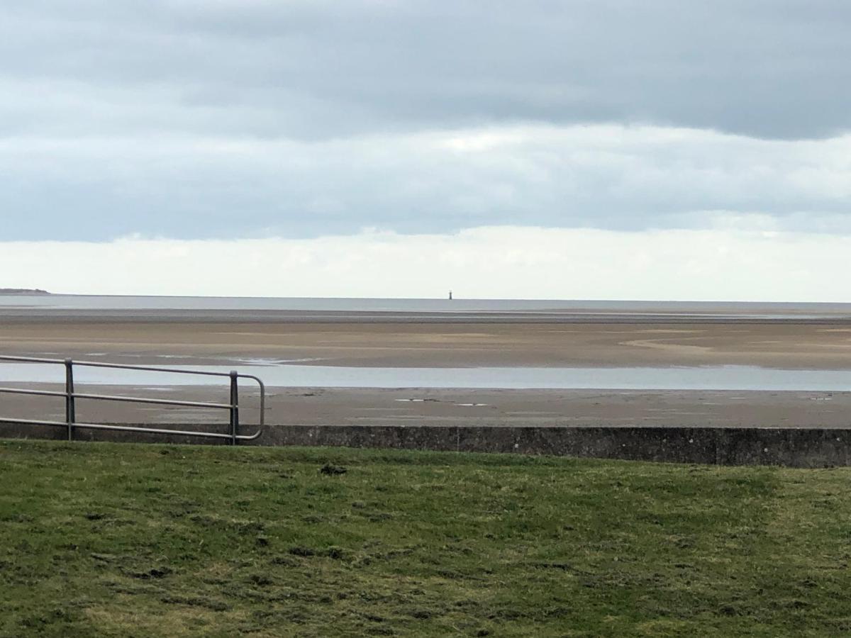 Cockledora, A Luxury Ground Floor Beachfront Apartment Llanelli Eksteriør bilde