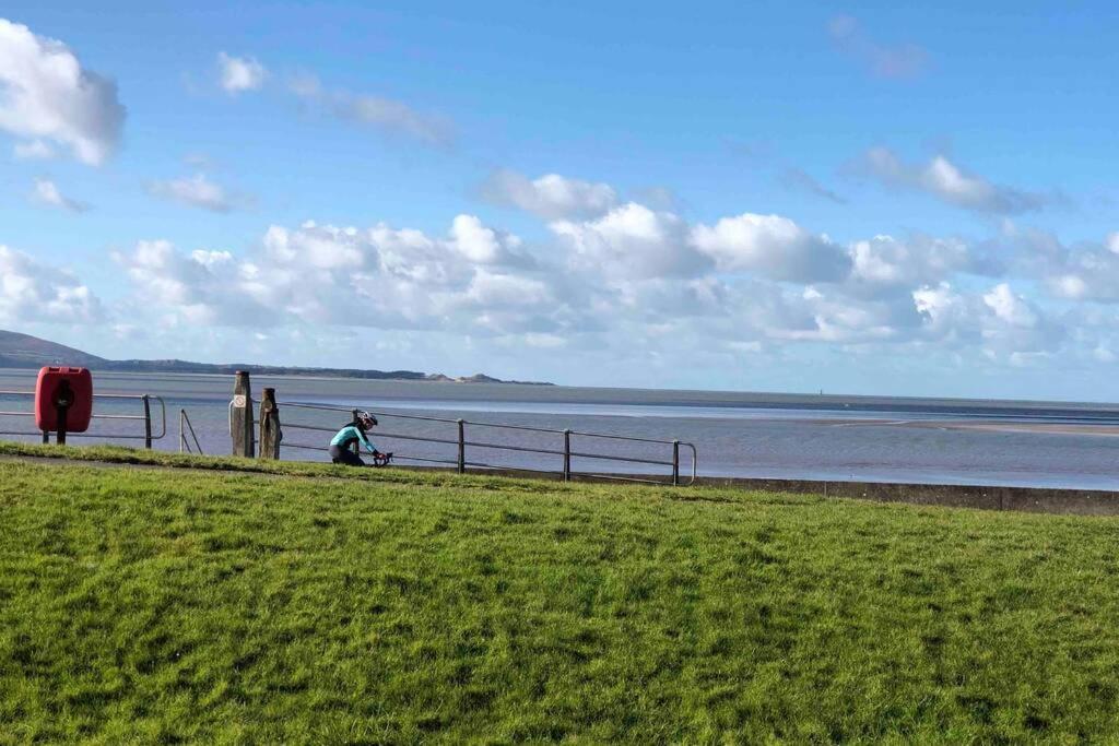 Cockledora, A Luxury Ground Floor Beachfront Apartment Llanelli Eksteriør bilde