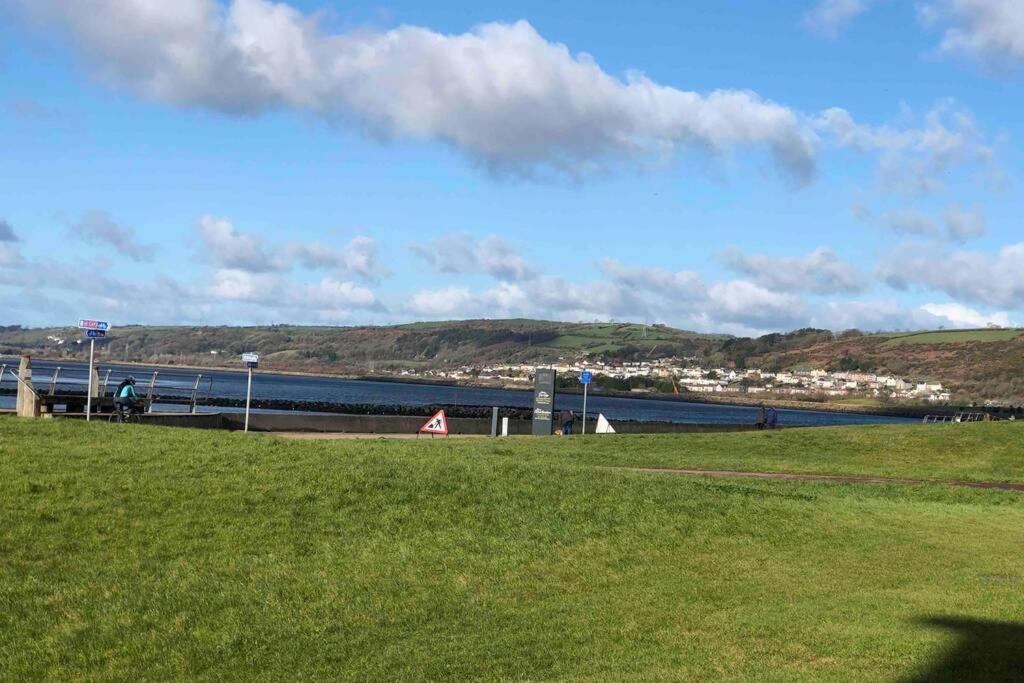 Cockledora, A Luxury Ground Floor Beachfront Apartment Llanelli Eksteriør bilde