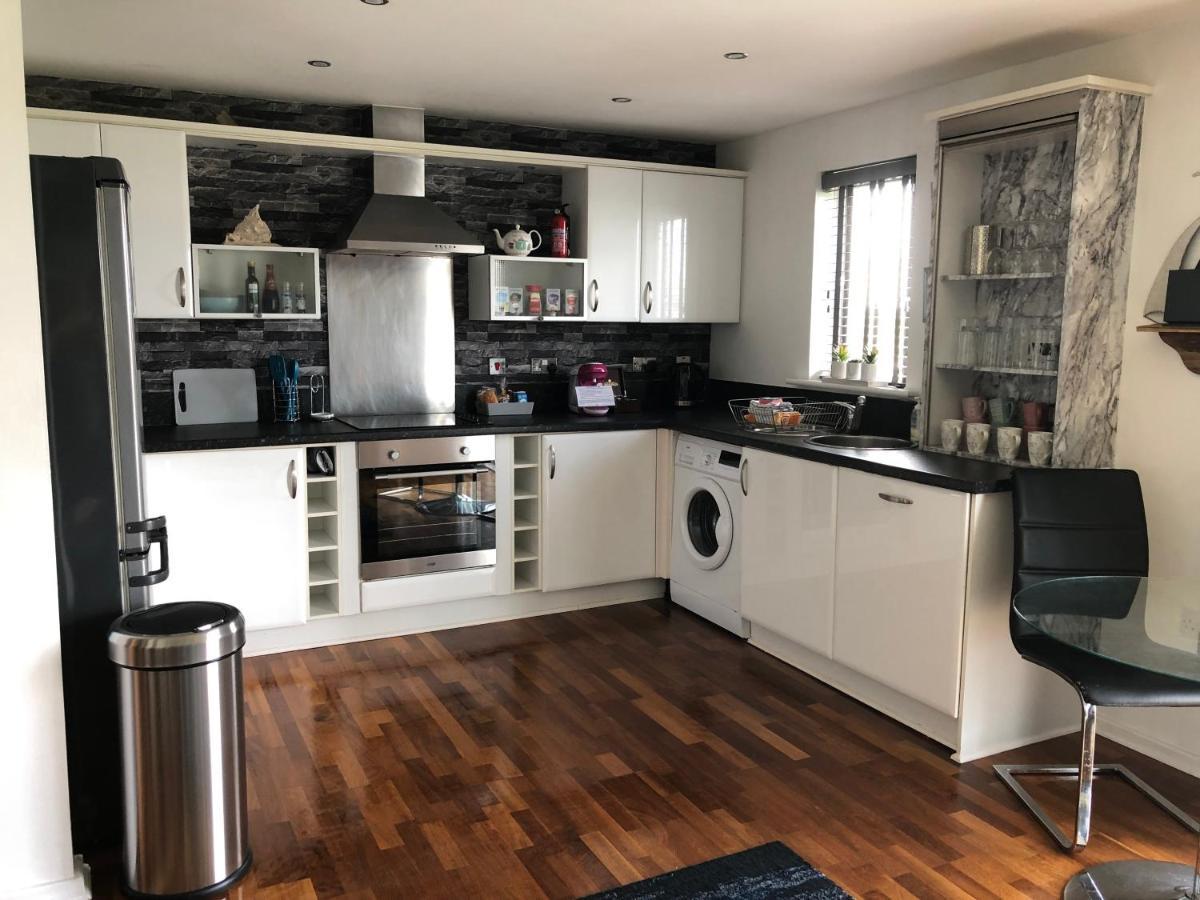 Cockledora, A Luxury Ground Floor Beachfront Apartment Llanelli Eksteriør bilde