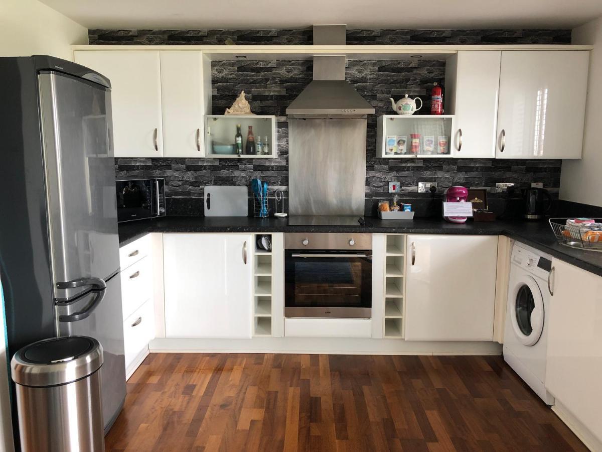 Cockledora, A Luxury Ground Floor Beachfront Apartment Llanelli Eksteriør bilde