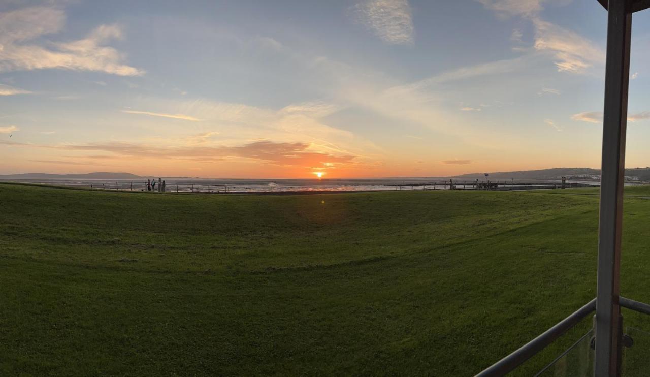 Cockledora, A Luxury Ground Floor Beachfront Apartment Llanelli Eksteriør bilde