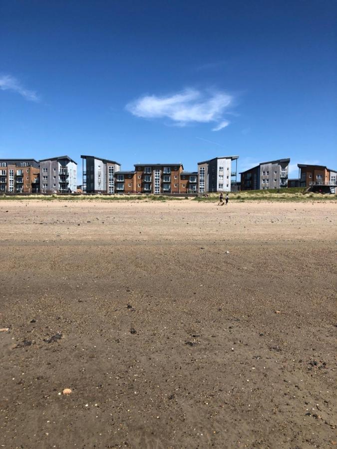 Cockledora, A Luxury Ground Floor Beachfront Apartment Llanelli Eksteriør bilde