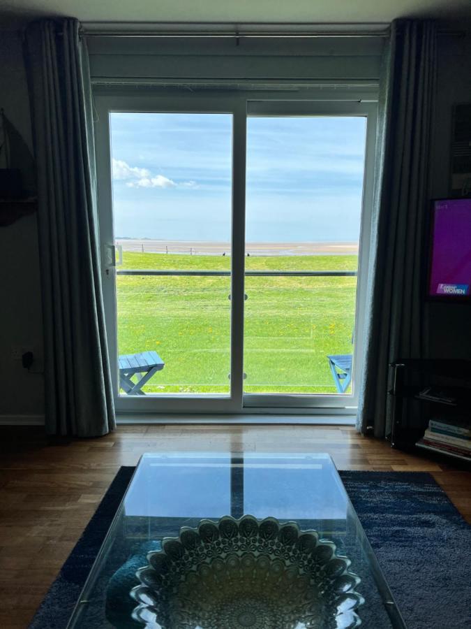 Cockledora, A Luxury Ground Floor Beachfront Apartment Llanelli Eksteriør bilde