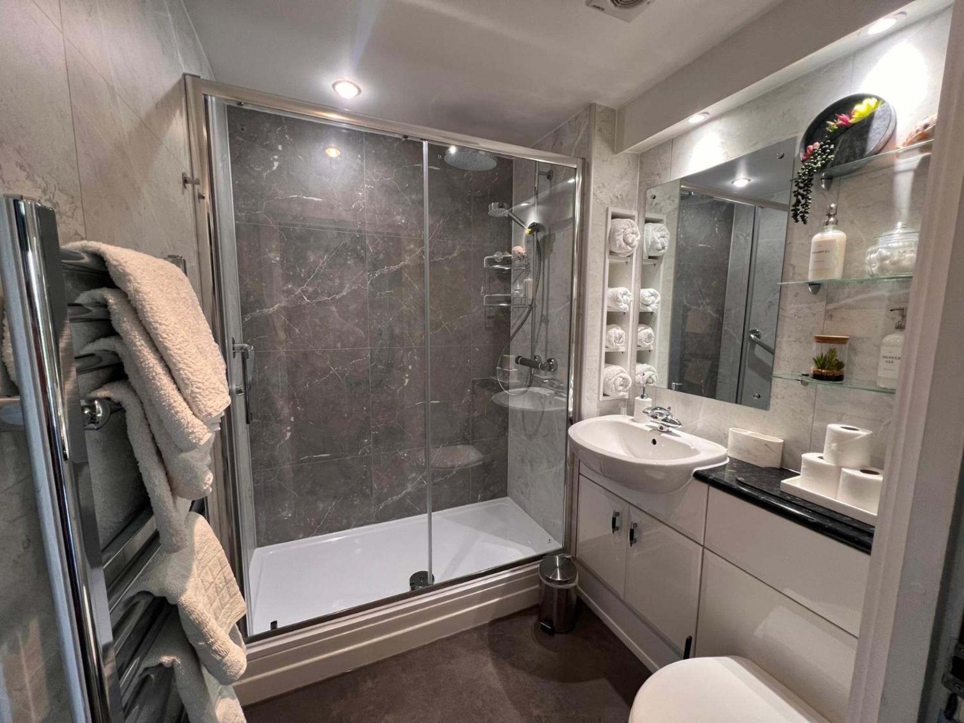 Cockledora, A Luxury Ground Floor Beachfront Apartment Llanelli Eksteriør bilde